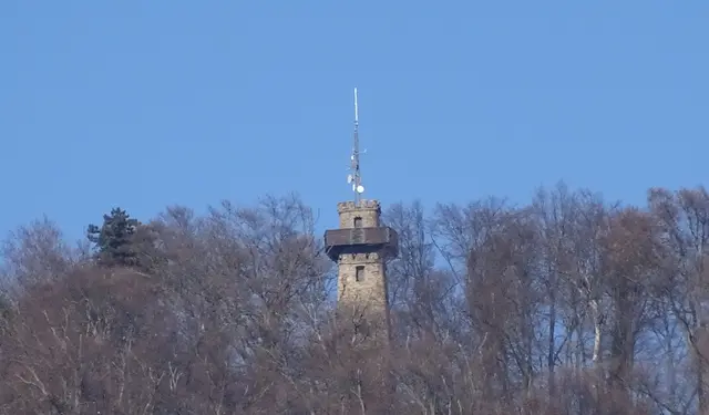 Die Weiglwarte ist mangels Laub recht gut sichtbar.