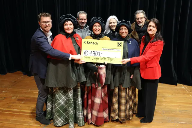 Bei der Scheckübergabe: ThT-Obmann Bgm. Christian Härting, Sandy Thöni, Santer Christian, Simone Herz, Claudia Hess, Sabine Greier, Musical Produzent Mark Hess und Lisa Lung (Raiffeisenbank). | Foto: MG Telfs/Hackl