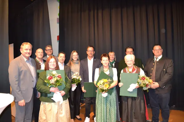 Dank und Anerkennung (v.l.): Hans Zwath, Julia Ritter, Richard Deutschmann, Marianne Schilly, Monika Schef Anna Maria Osibow und Jörg Roskaric mit Ehrengästen | Foto: Gerd Klapsch