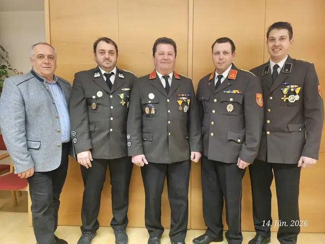 Feuerwehrwahl FF Großweißenbach: Bürgermeister Franz Wagesreither, Verwaltungsgehilfe Stefan Wagner, Kommandant-Stellvertreter Josef Hanny, Kommandant Peter Rosenmaier, Leiter des Verwaltungsdienstes Christoph Hammerschmid (v.l.).

  | Foto: FF Großgöttfritz