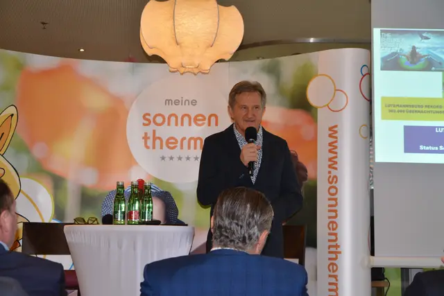 Das Thermenresort Lutzmannsburg knackte 2025 erstmals die Marke von 300.000 Nächtigungen und zählt damit zu den touristischen Leitbetrieben im Burgenland. Am Foto: Werner Cerutti, Geschäftsführer der Sonnentherme.