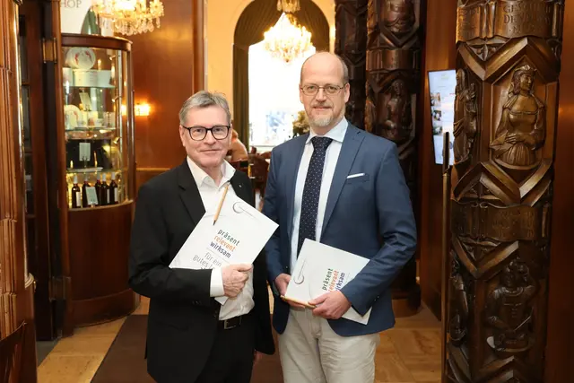 Präsentierten die wirtschaftlichen Kennzahlen der Ordensspitäler: Peter Ausweger, der Gesamtleiter der Einrichtungen der Barmherzigen Brüder,und Michael Scholz, Studienautor von Joanneum Research (r.). | Foto: Katharina Schiffl