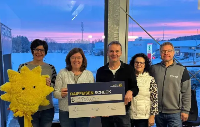 Martina Weber (2. v. li.), Leiterin der Sonneninsel Seekirchen, bei der Spendenübergabe beim Metallbauunternehmen Grömer in Lochen am See. | Foto: Sonneninsel
