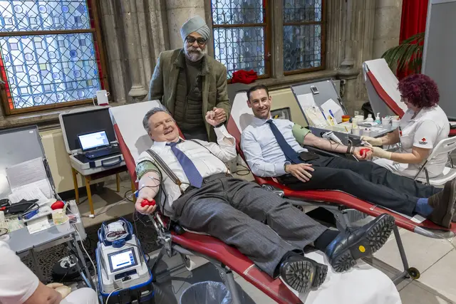 Bürgermeister Michael Ludwig (SPÖ, l.), Gursharan Singh Mangat (Sikh Gemeinschaft, oben) und Benjamin Nägele (Generalsekretär IKG) beim Blutspenden im Wiener Rathaus. | Foto: Stadt Wien/Dujmic
