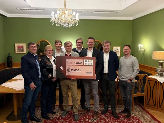 Zahlreiche Vertreter der verschiedenen Eferdinger Serviceclubs waren bei der Spendenübergabe vor Ort.  | Foto: Soroptimist Club Eferding