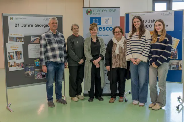 Gernot Blieberger, Helga Kromp-Kolb, Stefanie Godec, Irene Hofbauer, Schulsprecherin Elena Popp und Schulsprecherin-Stellvertreterin Marlene Bauer. | Foto: HLW Horn