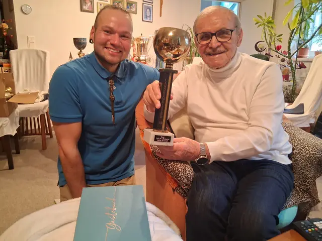 Robin Fraberger und Johann Gramanitsch mit dem Pokal des NÖ-Landesmeisters im Windsurfen im Jahr 1981. | Foto: privat