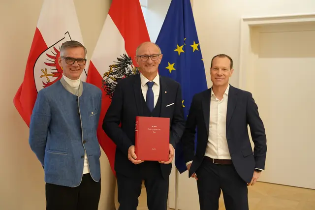 MeinBezirk-Tirol-CR Georg Herrmann, LH Anton Mattle und RMT-Geschäftsführer Thomas Zerlauth | Foto: MeinBezirk/Pali