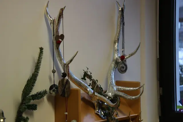 Mehrere Künstler präsentieren ihre kreative Vielfalt.