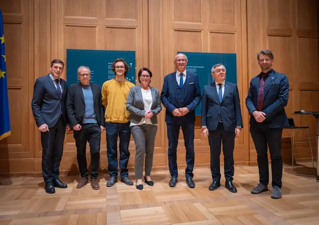 V. l.: Landesamtsdirektor Herbert Forster, Kurator Niko Hofinger, Illustrator Alwin Hecher, Landtagspräsidentin Sonja Ledl-Rossmann, LH Anton Mattle, Botschafter Zenon Kosiniak-Kamysz und Kurator Dominik Markl. | Foto: Land Tirol/Hörmann