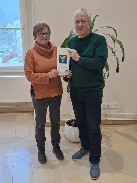 Maria Schweiger und Josef Heindl mit dem Programm. | Foto: VHS Lilienfeld