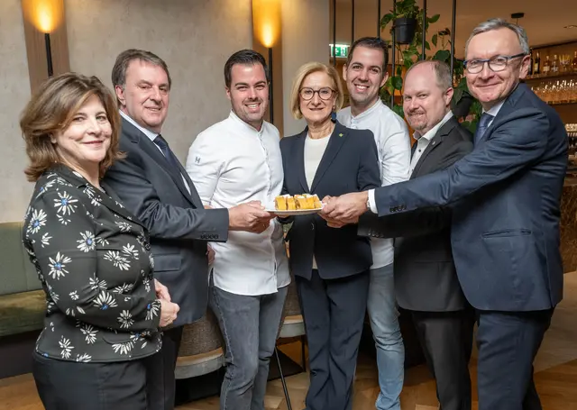 Doris Agneter (Geschäftsführerin NÖBEG), Wirtschaftskammer NÖ-Präsident Wolfgang Ecker, Stefan Görg, Landeshauptfrau Johanna Mikl-Leitner, Martin Görg, Michael Nistl (Bürgermeister Katzelsdorf) und Stefan Chalupa (Geschäftsführer NÖBEG). | Foto: NLK Khittl 