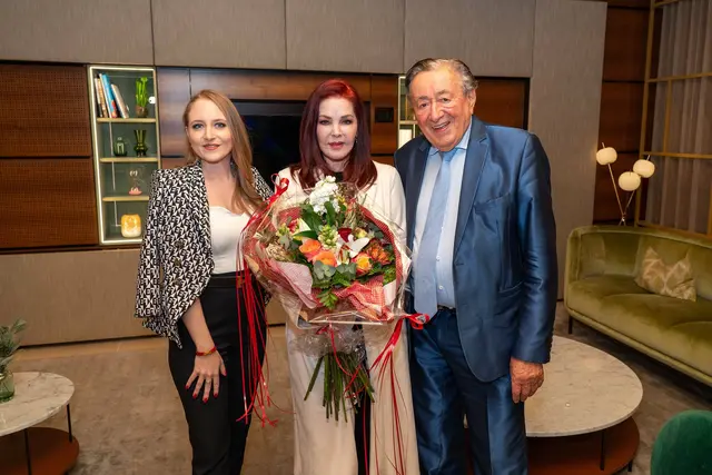 Jaqueline Lugner, Schauspielerin Priscilla Presley und Richard Lugner beim Emfang im Grand Hotel. | Foto:  Andreas Tischler / picturedesk.com