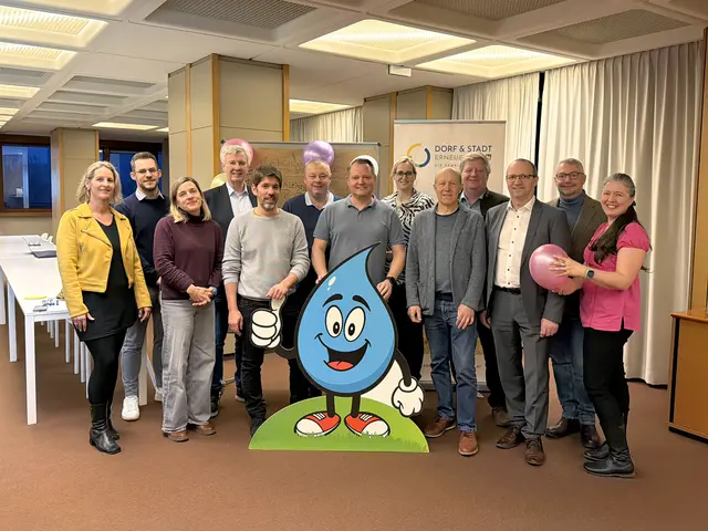 Kleinregionsobmann LA Bürgermeister Christian Samwald mit Vertretern der Verbandsgemeinden, der LEADER-Region, der Dorf- &amp; Stadterneuerung, der Klima- und Energiemodellregion, des Mobilitätsmanagements NÖ sowie den Banken der Region. | Foto: Stadtgemeinde Ternitz