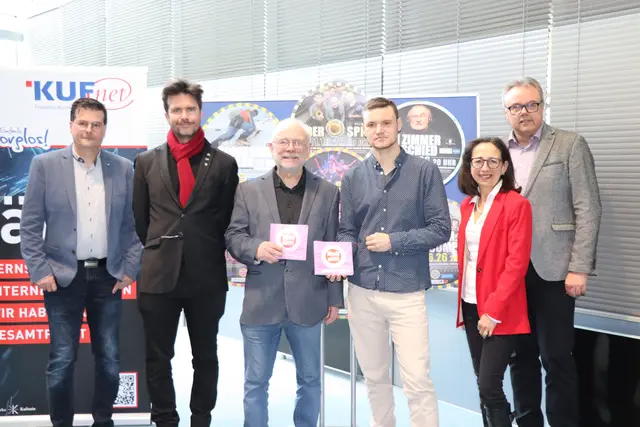 Johannes Juffinger (Stadtwerke Kufstein), Klaus Reitberger (Kulturreferent Stadt Kufstein), Hugo Neuhauser (Kulturverein Wunderlich), Christian Widauer (Kulturverein Wunderlich), Daniela Bucher (Sparkasse Kufstein) und Wolfgang Gschwentner (Geschäftsführer Stadtwerke Kufstein v.l.).  | Foto: Christiane Nimpf