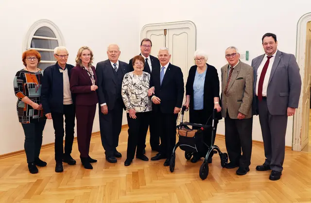 Herzlichen Glückwunsch zum 90. Geburtstag! Die Jubilare Johann Lemmerer, Josef Wagner, Hermine Foehst, Margot Schumacher und Peter Gabriel (v.l.) wurden gefeiert. | Foto: Marktgemeinde Maria Enzersdorf