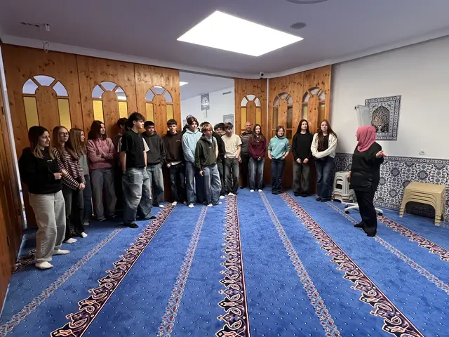 Die 6. Klasse beim Besuch einer Moschee in Innsbruck. | Foto: BG/BRG Reutte