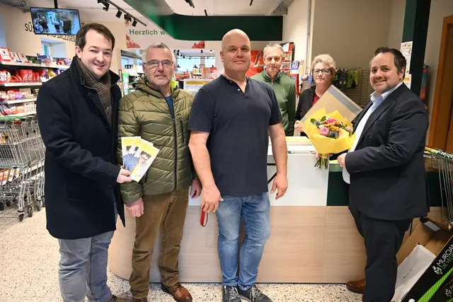 Bgm. Markus Burgstaller, Obmann-Stellvertreter Franz Kloibhofer, Geschäftsführer und Vereinsobmann Oliver Zwiefelhofer, Post-Partner-Betreuer Richard Preuler, Filialleiterin Claudia Hintersteiner und Christian Pichler von der österr. Post, der der Filialleiterin zum erfolgreichen Start einen Blumenstrauß überreicht. | Foto: Gemeinde Viehdorf