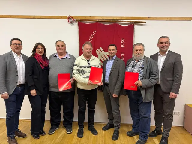 Foto 1: von links nach rechts
Landtagsabgeordneter Jürgen Karall, Vizebürgermeisterin Natascha Thurner, Johann Fuchs, Walter Kreiner, Michael Hauer, Johann Hafenscher, Bezirksparteivorsitzender LR Heinrich Dorner | Foto: SPÖ Lindgraben 