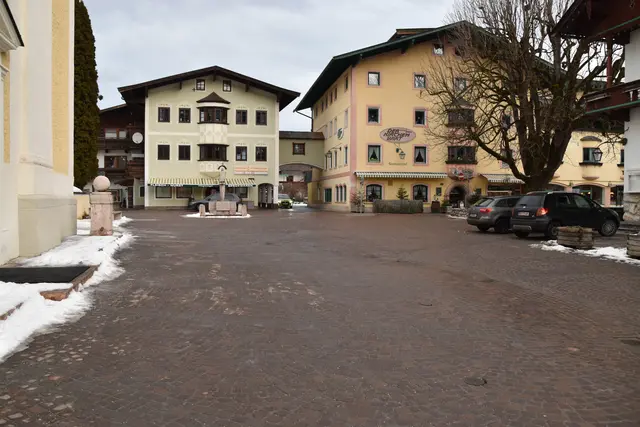 Die Gemeinde Reith im Alpbachtal will am Dorfplatz geschädigtes Kopfsteinpflaster austauschen.  | Foto: Barbara Fluckinger