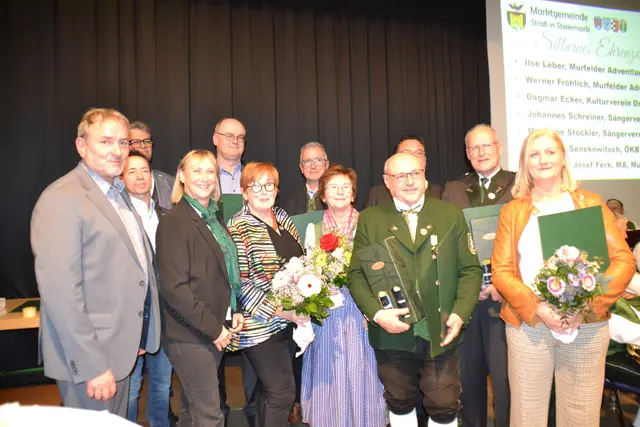 Überreichung des Ehrenzeichens in Silber an Ilse Leber, Werner Fröhlich, Dagmar Ecker, Johannes Schreiner, Marianne Stöckler, Johannes Senekowitsch und Musikschuldirektor Josef Ferk | Foto: Gerd Klapsch