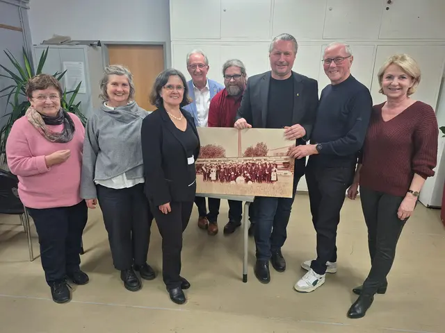 v.li.n.re.: Initiatorin Anna Wegl (KBW Pfarre St-Paul-Lerchenfeld), Veranstalterin Maria Mayer-Schwingenschlögl (KBW), Vortragende Elisabeth Rosner (Historikerin), Baustadtrat Günter Herz, Gemeinderat Klaus Bergmaier, Bürgermeister Peter Molnar, Vortragender Ewald Sacher (Landtagspräsident und NR a.D.), Vizebürgermeisterin Eva Hollerer mit einem historischen Foto aus Lerchenfeld (zeigt die Werkskapelle vor rund 50 Jahren am Werksgelände der Voestalpine Krems) | Foto: Paul Bergmaier