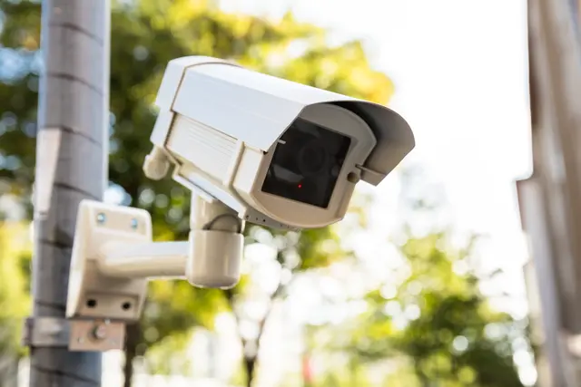Überwachungskameras dürfen nur das Grundstück des Eigentümers überwachen, öffentliche Flächen dürfen nicht überwacht werden.  | Foto: AndreyPopov/Smarterpix