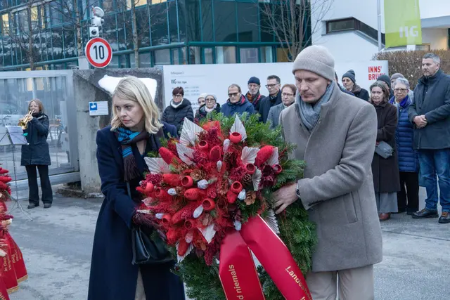 Bürgermeister Johannes Anzengruber und Vizebürgermeisterin Elisabeth Mayr legten den Kranz der Stadt Innsbruck nieder.  | Foto: ©IKM/F.Bär