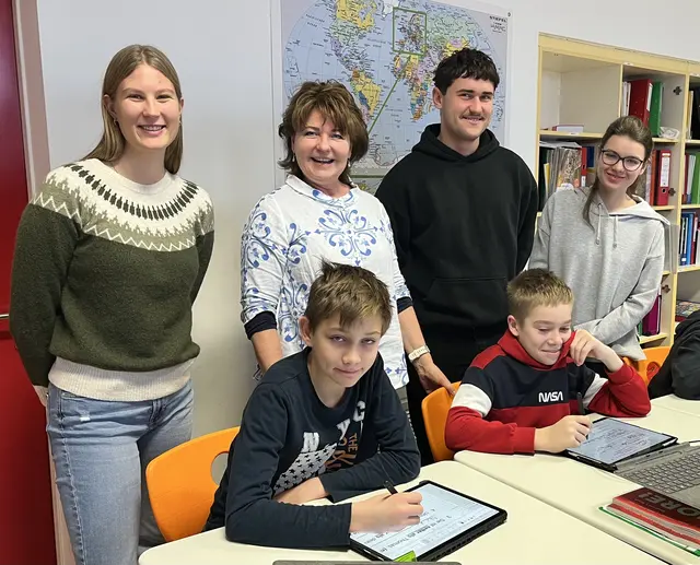 Praxispädagogin Erna Hattmannsdorfer mit den Student:innen Katharina Groß, Georg Stadlbauer und Martha Blauensteiner sowie Schülern der 2c. | Foto: SMS