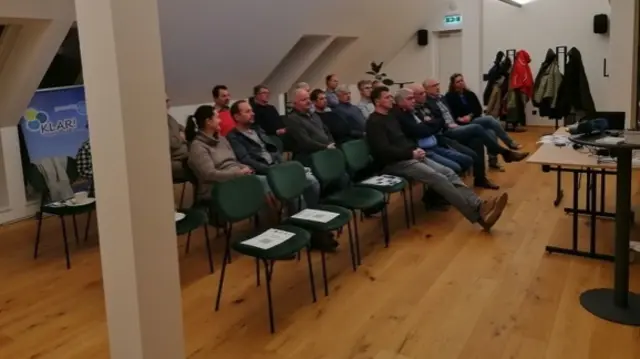 Interessierte verfolgen den Vortrag zum Thema „Photovoltaikproduktion – Netzeinspeisung versus Eigennutzung“ im Waldviertel. | Foto: KLAR! Kampseen