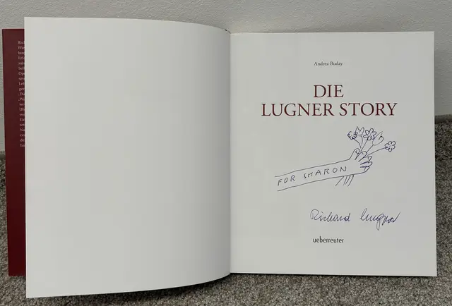 Er widmete ihr damals sein Buch. Doch sie lehnte seine Einladung schlussendlich ab. | Foto: Patricia Hillinger/MeinBezirk
