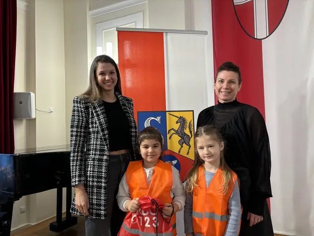 Leiterin des Kindergartens Rappachgasse Barbara Tryfoniuk (r.) und ihre Stellvertreterin Nicole Kurz (l.) mit Hana (mitte r.) und Ronaz (mitte l.) freuten sich über die Westen und das Überraschungssackerl.  | Foto: Luca Arztmann/MeinBezirk