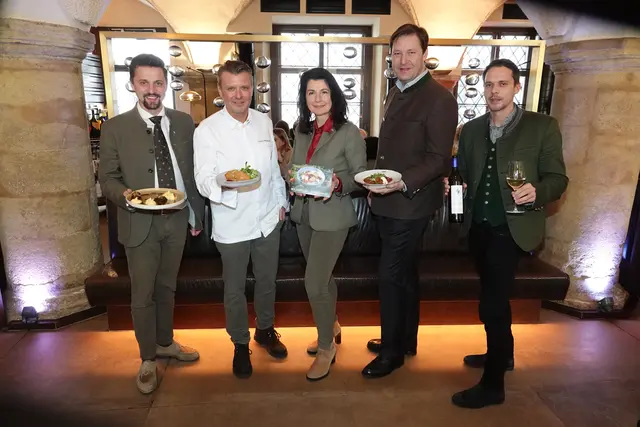 Bauernbund-Direktor Bernd Brodtrager, Spitzenkoch Christof Widakovich, Jagd-Steiermark-Geschäftsführerin Marion Kranabitl-Sarkleti, Landesjägermeister Franz Mayr-Melnhof-Saurau und Ballorganisator Raffael Fux  freuen sich bereits jetzt auf das wilde Gericht am Bauernbundball. | Foto: Arthur