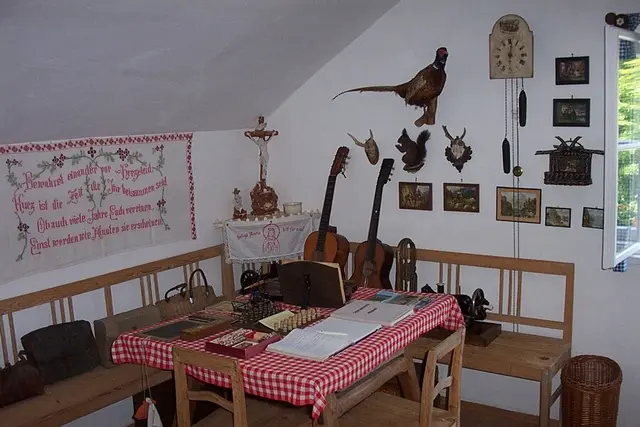 Ein Blick in die historische Stube zeigt, wie der Alltag früher gestaltet war. | Foto: Heimatmuseum Jeging