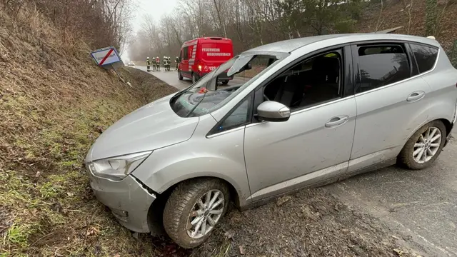 Die Feuerwehr musst die Windschutzscheibe entfernen, um die Personen aus dem Auto zu befreien. | Foto: DOKU-NÖ
