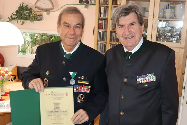 Silber für 10-jährige Mitgliedschaft: Alexander Gindl, Franz Hopfgartner (v.l.) | Foto: Gerhard Langmann