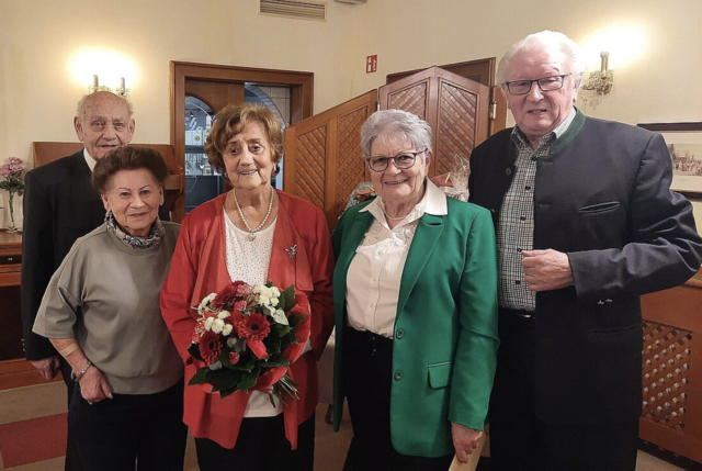Josef Weinberger, Johanna Neumann, Jubilarin Erika Hartl, Elfriede Stadler und Josef Zimmermann (v.l.) | Foto: NÖ Senioren