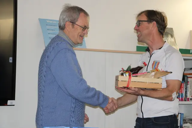Andreas Nagl (r.) kam auf Einladung von Wolfgang Pojer (Leiter der öffentlichen Bücherei) nach Birkfeld. | Foto: Josef Hofmüller