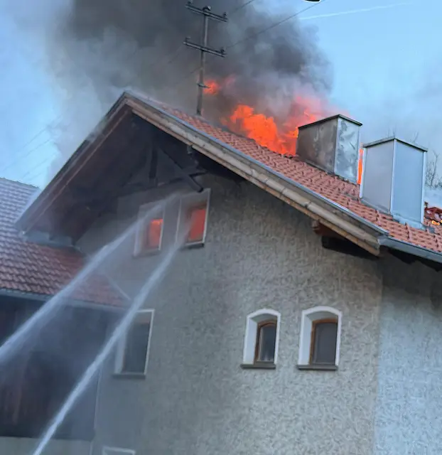 Großeinsatz in Pfunds: Mehrere Feuerwehren standen am Dienstagvormittag bei einem Dachstuhlbrand in einem Mehrparteienhaus im Einsatz. Der Dachstuhl brannte vollständig aus, das Gebäude ist derzeit unbewohnbar. | Foto: zoom.tirol