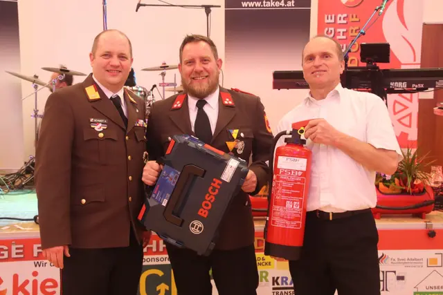 Über die Hauptpreise durften sich Stefan Stremnitzer und Josef Diem freuen.
 | Foto: FF Ladendorf