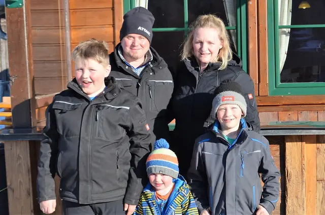 Das Ehepaar Christine und Hubert Strübler betreiben den Skilift Kesselmann in Faistenau seit 2012. Hier im Bild mit ihren drei Söhnen. | Foto: Familie Strübler