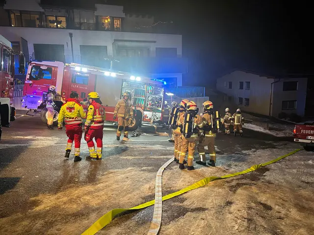 Ein Kellerbrand in einem Mehrfamilienhaus in Schwoich am Dienstagabend sorgte für einen Großeinsatz der Feuerwehr. | Foto: ZOOM.Tirol