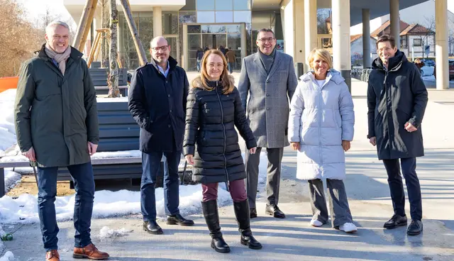 FH OÖ Campus Steyr und Zukunftsregion Steyr bündeln Kräfte für regionale Innovation: Wolfgang Schildorfer (Projektleiter FH OÖ), Oliver Schauer (Vizedekan FH OÖ), Sonja Preisinger (Zukunftsregion Steyr), Markus Vogl (Bügermeister Steyr) Daniela Zeiner (Geschäftsführerin Zukunftsregion Steyr), Heimo Losbichler (Dekan FH OÖ) | Foto: Sepp Moser