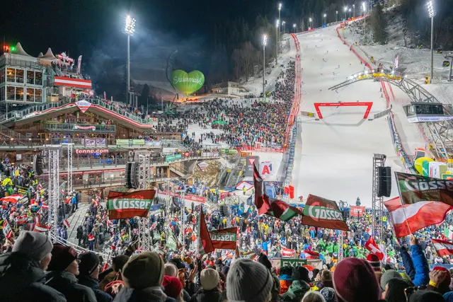 Rund 15.000 Fans waren beim Riesentorlauf dabei, das Nightrace am Mittwoch ist mit 22.500 Besucherinnen und Besuchern ausverkauft. | Foto: GEPA