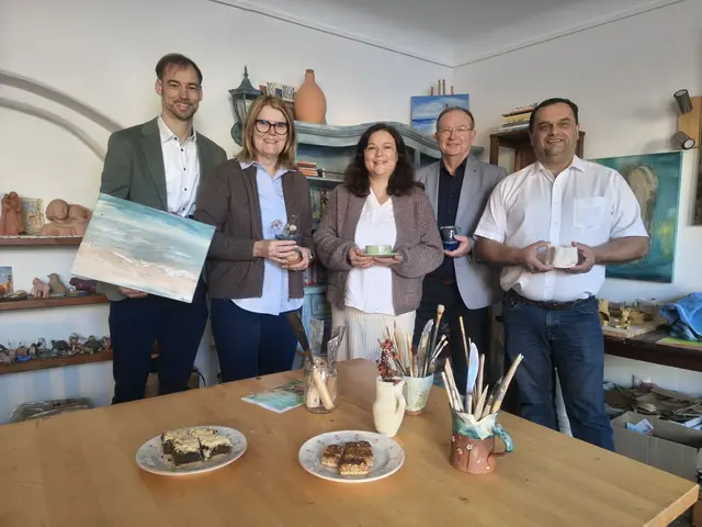 Florian Reitsammer, Gabriele Knauseder, Nina Pommer, Bürgermeister Johannes Waidbacher, Albert Troppmair (von links) präsentieren das neue Frauenprojekt.  | Foto: Leader Oberinnviertel-Mattigtal