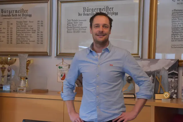 "Wir haben geplant, dass wir hier rund 200.000 Euro investieren", sagt Bgm Thomas Gschösser zum Thema Kopfsteinpflaster-Sanierung.  | Foto: Barbara Fluckinger