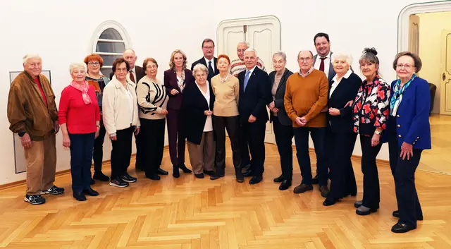 Alles Gute zum 85. Geburtstag: Peter Fruhmann, Monika Graßl, Veronika Miklisch, Günther Kubo, Elfriede Benedict, Annemarie Hertel, Karin Huber-Guggenberg, Walter Hodek, Helga Pergler, Manfred Preyer, Erika Schubert, Liselotte Auerbach und Christel Hütterer (v.l.). | Foto: Marktgemeinde Maria Enzersdorf