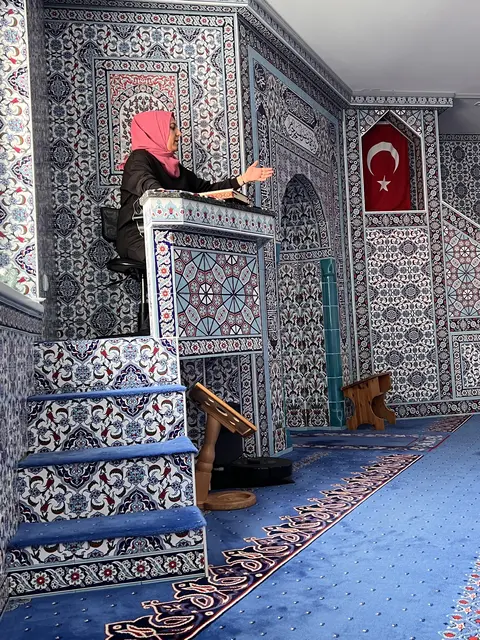 Lehrerin Ebru Gören in der Moschee. | Foto: BG/BRG Reutte