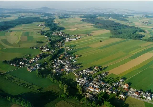 Blick aus der Luft: Jeging und seine charakteristische Siedlungsstruktur. | Foto: Gemeinde Jeging