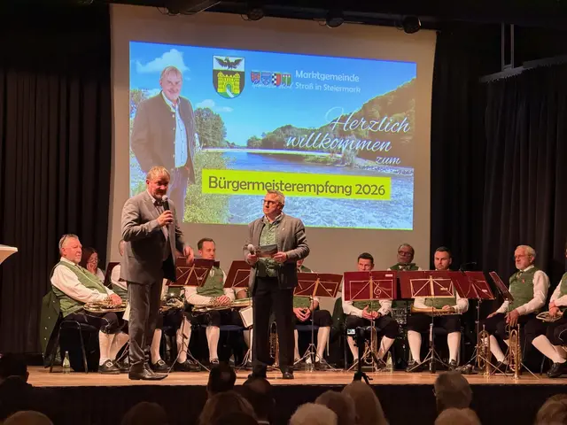 Moderiert wurde der Abend von Gerd Klapsch (r.), der auch Bürgermeister Johann Lappi zum Interview bat. | Foto: Friedrich Deutschmann